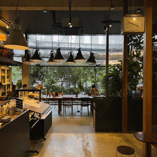 🏭🌿방콕의 산업풍 카페, 피콜로 비콜로에서 발견한 특별한 공간