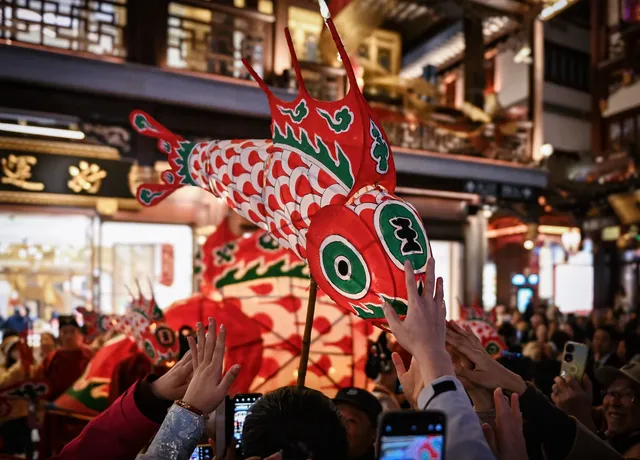 非遺魚燈銜著月光，游進了豫園的夢裡