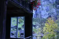 瑞士必衝！勞特布倫嫩的瀑布和火車太會撩了