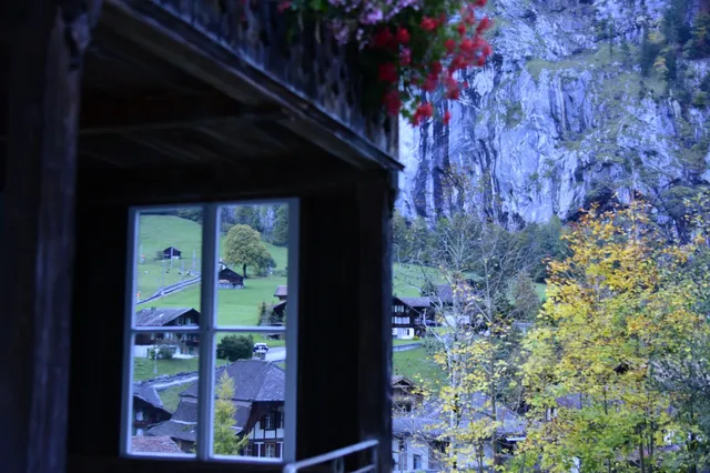 瑞士必衝！勞特布倫嫩的瀑布和火車太會撩了