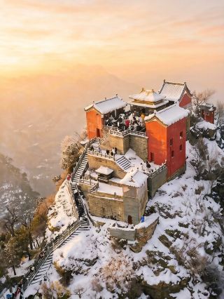 Wudang, you really live up to your reputation! The Golden Summit is still packed with people on a snowy day