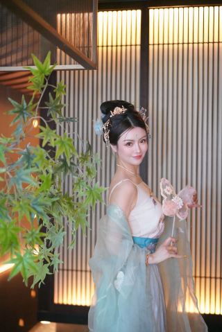 By the grace of Heaven, blessings are bestowed upon us for the New Year! We celebrate the Lunar New Year in the palace!