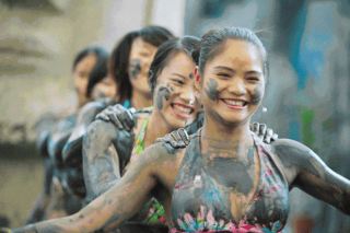 ทะเลเดดซีของจีนได้เปิดให้บริการอีกครั้งพร้อมกับเทศกาลโคลนดำสุดอลังการ