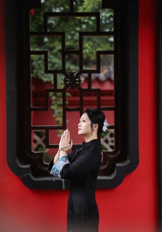 คู่มือการถ่ายภาพท่องเที่ยวสไตล์จีนสมัยใหม่ ณ กำแพงแดงวัดไต้ | บทกวีตะวันออกที่ซ่อนเร้นเชิงเขาไท่ซาน