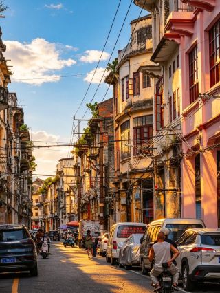 I've been wanting to visit Jiangmen for a long time, especially to see the Kaiping Diaolou.
Later, because of the hit show "The Knockout," I became even more interested in Jiangmen.
I have to say,
this city, full of the charm of an overseas Chinese hometown, really surprised me.
· 
📷 Jiangmen citywalk one-day itinerary
Liang Qichao's Former Residence ➡️ Chenpi Village ➡️ Zhonghua Hotel ➡️ 33 Market Street ➡️ Harvest Bookstore ➡️ Qimingli Square ➡️ Overseas Chinese Museum
· 
✅ Liang Qichao's Former Residence
Located in Chakeng Village, Xinhui District, Jiangmen, this is the birthplace and childhood home of the famous modern Chinese thinker Liang Qichao. The century-old blue-brick house was built during the Guangxu reign of the Qing Dynasty and is a bungalow with Lingnan-style blue bricks and earthen tiles.
⏰ Free admission, closed on Mondays.
· 
✅ Chenpi Village
About a 10-minute walk from Liang Qichao's Former Residence, this is the world-famous hometown of dried tangerine peel (chenpi). I have to say, the world of chenpi is beyond imagination—for example, chenpi ice cream.
· 
✅ Zhonghua Hotel
Built in 1919, the building's exterior and the bougainvillea waterfall on one side are very photogenic. Standing on the stairs leading to Shengli Bridge, you can find the perfect spot to capture both yourself and the hotel in the same frame.
· 
✅ 33 Market Street
A filming location for "The Knockout," featuring Nanyang-style arcade buildings, the local atmosphere of Jiangmen, and various delicious snacks. It's perfect for strolling, eating, and taking photos.
· 
✅ Harvest Bookstore
A bookstore with a strong sense of nostalgia; it is said to have a history of over 40 years.
· 
✅ Qimingli
Built in 1914, it was where the overseas Chinese Huang Ligao first built "Qiming Building," meaning "enlightening civilization," from which the area gets its name. It started as a settlement funded by overseas Chinese and has witnessed Jiangmen's over 600 years of development from a market town to a modern city. There are over 100 century-old houses that blend Chinese and Western styles, serving as a living "time museum" in the hearts of Jiangmen locals. It is also a filming location for "The Knockout" and "Sheep Without a Shepherd 2."
· 
✅ Xiong Yi Museum
The graffiti on the outer wall is super eye-catching and perfect for photos.
· 
✅ China Qiaodu Overseas Chinese Museum
Learn about the history of Jiangmen and the stories of overseas Chinese.