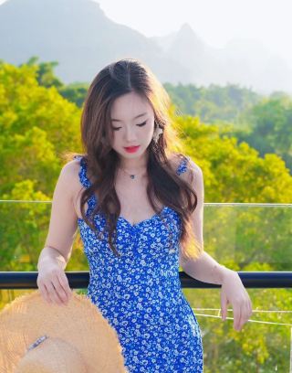 Staying at this stunning Li River guesthouse with a terrace pool + bamboo raft pier is so romantic!