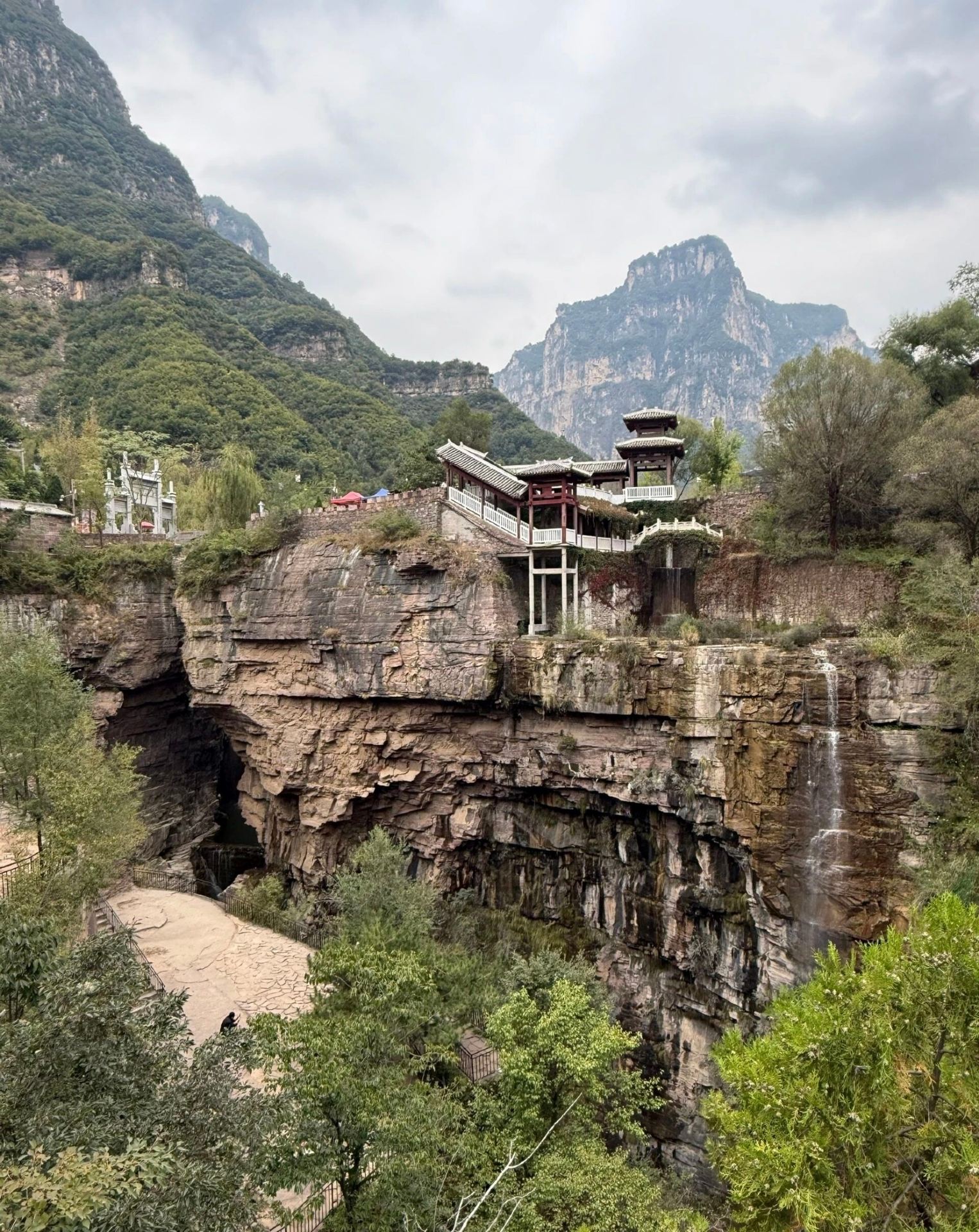 หวังหมั่งหลิ่ง·ซีหยาโกว | ความลับแห่งหน้าผาสูงชันในไท่หางใต้ ⛰️