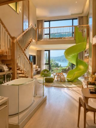 Newly opened! Loft family room with an in-room slide. Location: Chun'an | Qiandao Lake Yanshan Loft Family Resort --- 