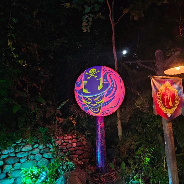 投入迪士尼的黑色世界，開心萬聖節🎃