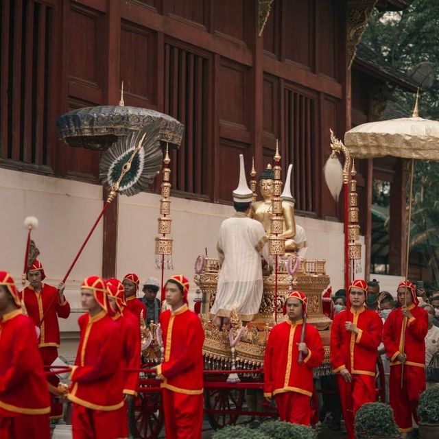 สักการะพระพุทธสิหิงค์ เชียงใหม่