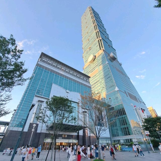 本日亂拍的夏日信義區💕💕💕迷人的LOVE字樣