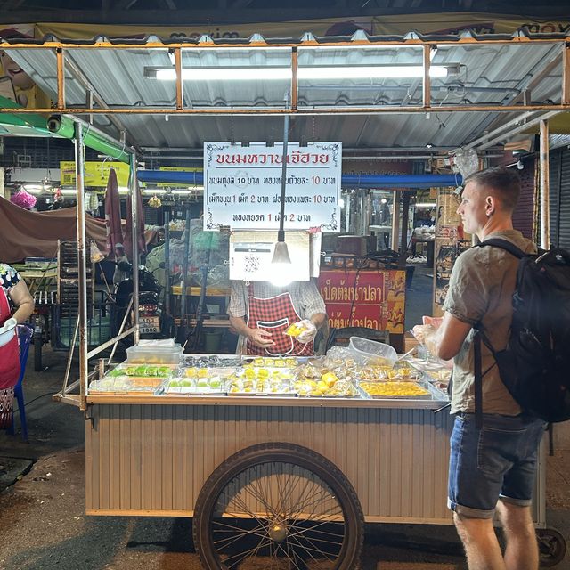 หาของกินที่ตลาดประตูเชียงใหม่