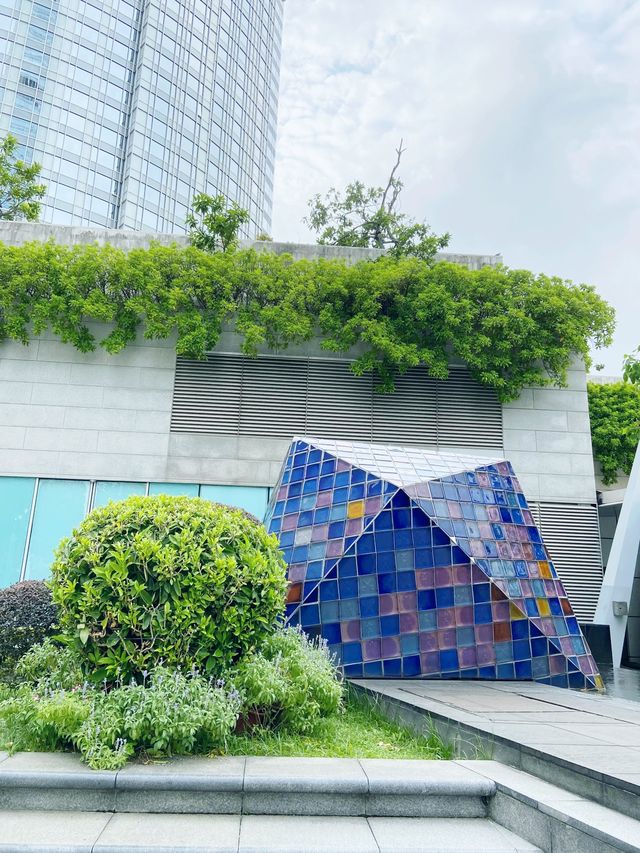 開心的啃漢堡， 和朋友歡快的搶炸雞吃，還有最美全海景！大滿足！