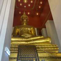 泰國最大青銅巨佛坐鎮的寺廟