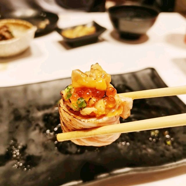 Sloth SukiyaKi มีทั้งซูชิ ซาชิมิ