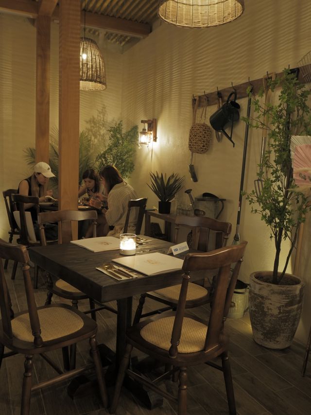 Asok新分店，咖哩和煙燻雞都不錯 