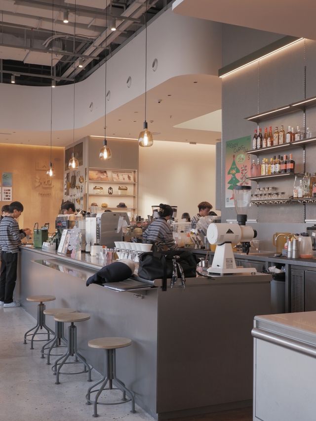 深圳海邊咖啡店，環境棒但咖啡和食物敷衍了事 