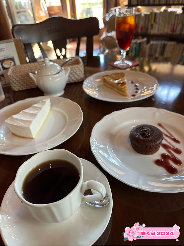 温かみのあるカフェで至福の一杯〜