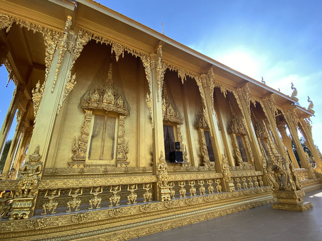 วัดปากน้ำโจ้โล้ พระอุโบสถสีทอง