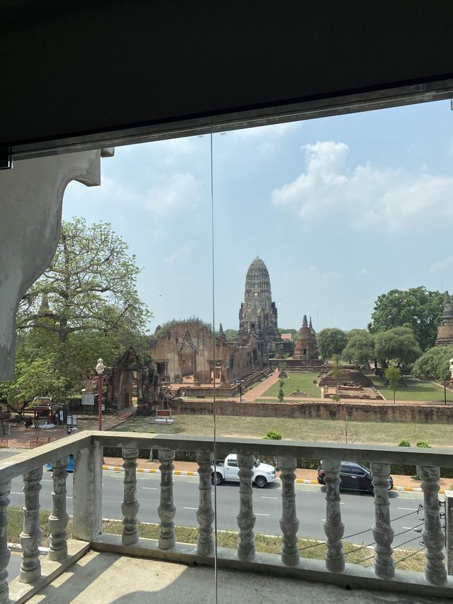 คาเฟ่สุดชิคเห็นวิวพระปรางค์