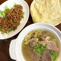 臺北老牌牛肉麵店陽明堂：傳統品質，口感豐富