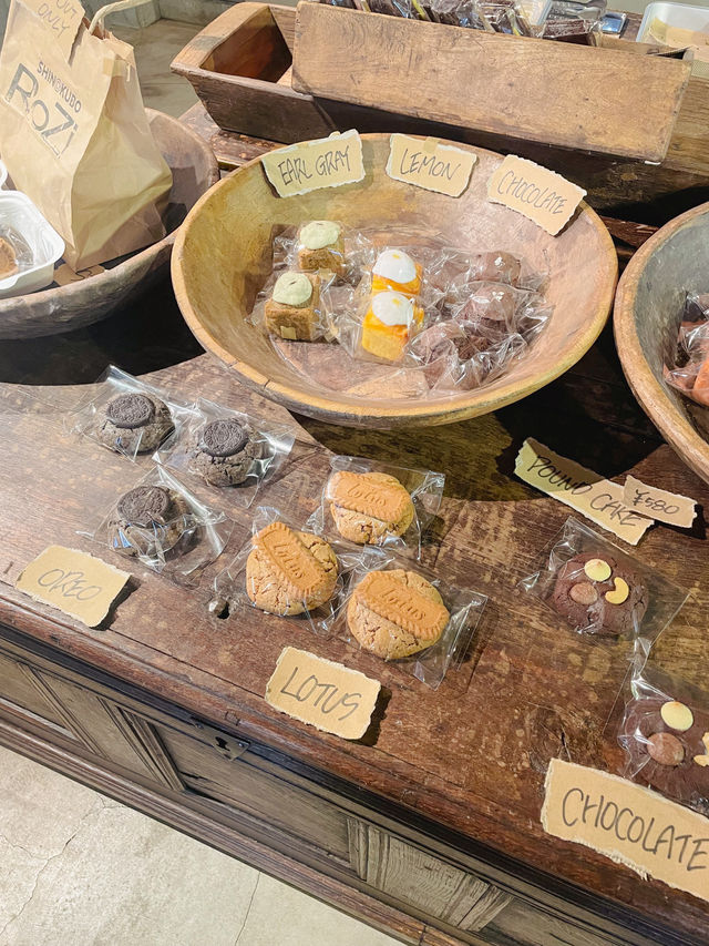 【新大久保】アンティーク家具で居心地のいい広々としたカフェ。