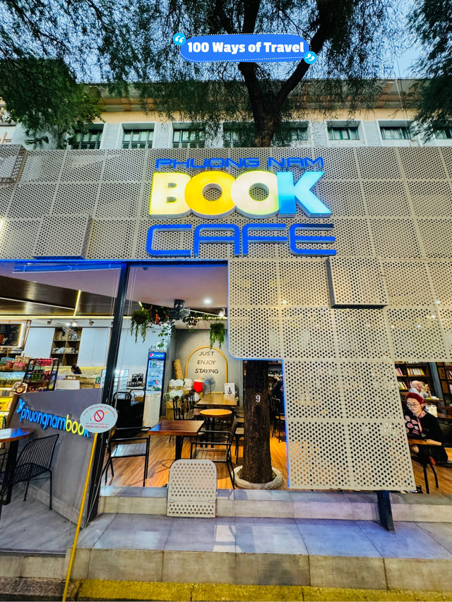 🇻🇳 Having lotsa of fun at HCMC Book Street