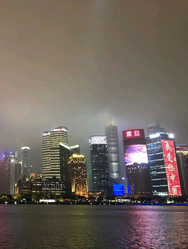 上海黃埔江夜景：燈光璀璨，浪漫氛圍