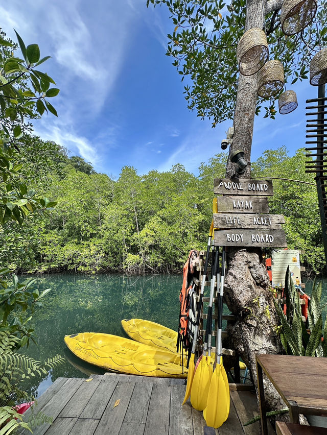 ที่พักติดริมน้ำเกาะกูด Escape life koh kood