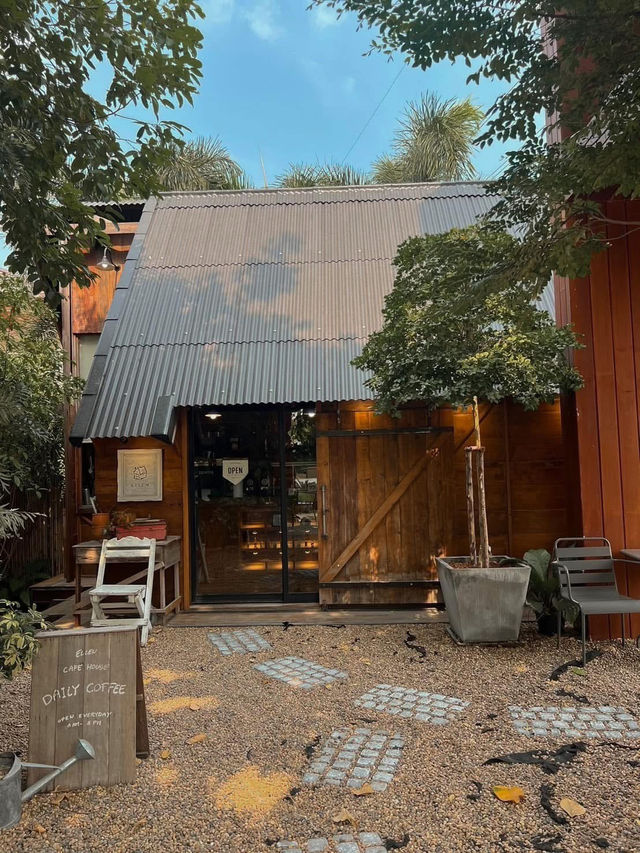 cafe เล็กๆมู้ดอบอุ่น🏚 🌿 ริมถนนบางแสน  Ellen Cafe