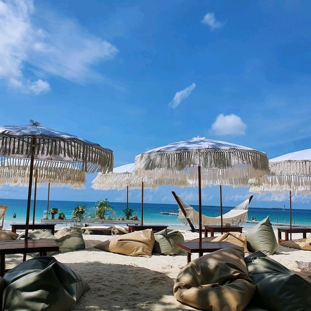 หาดทรายขาว ราวแก้วเจียรไน  ทรายแก้วบีช เสม็ด