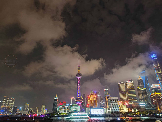 從外灘眺望東方明珠塔，順遊南京步行街體驗迷人的城市夜景