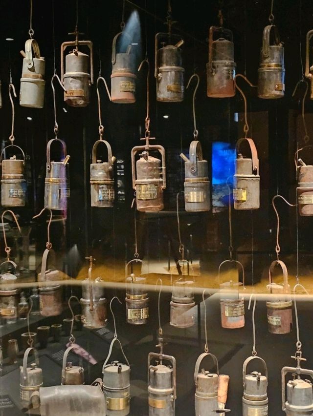 真實地展示了歷代礦工的艱難生活
