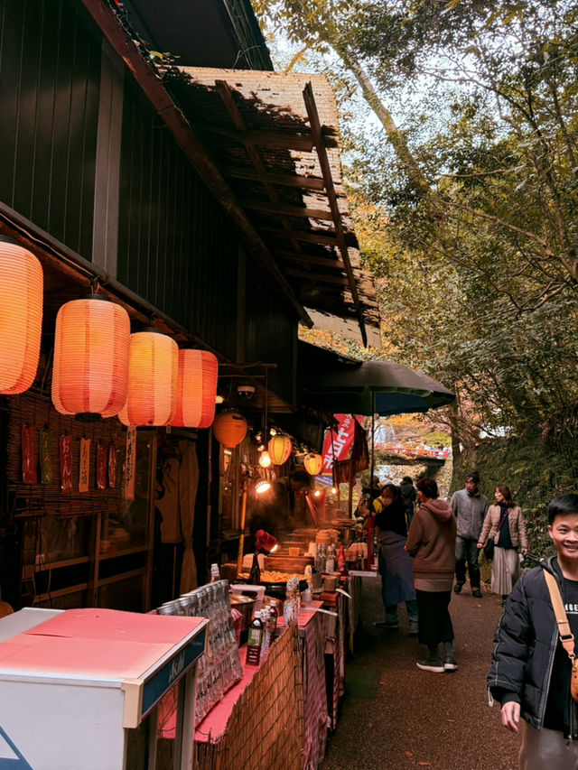 大阪｜近郊的世外桃源-箕面公園 紅葉季還能嚐炸楓葉