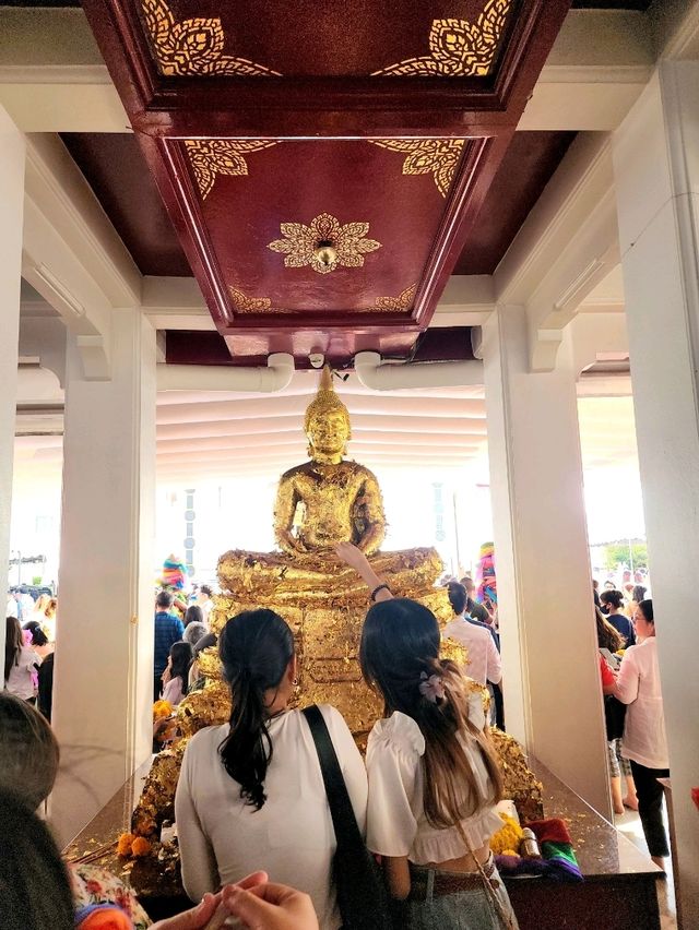 ขอพรที่ศาลหลักเมืองกรุงเทพมหานคร