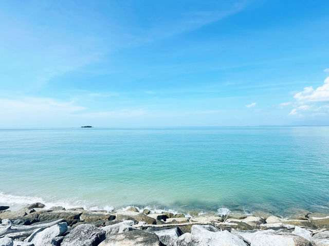 馬來西亞檳城當地著名景點推薦：Hompton by the Beach Penang，適合拍照海邊放鬆親子遊。