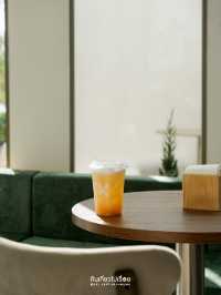 Curvy Dining คาเฟ่สีขาวโค้งมน ย่านกรุงเทพกรีฑา