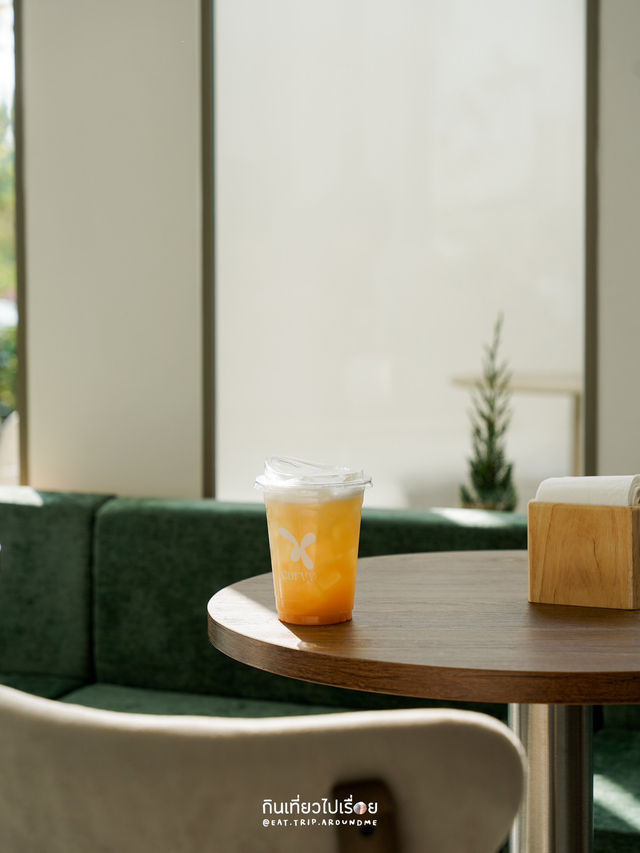 Curvy Dining คาเฟ่สีขาวโค้งมน ย่านกรุงเทพกรีฑา