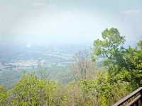 การเดินขึ้นวัดพระบาทปู่ผาแดง