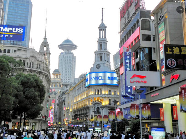 Eat, shop, and stroll around the city’s landmarks on ‘Nanjing Road’ in Shanghai.🏫✨