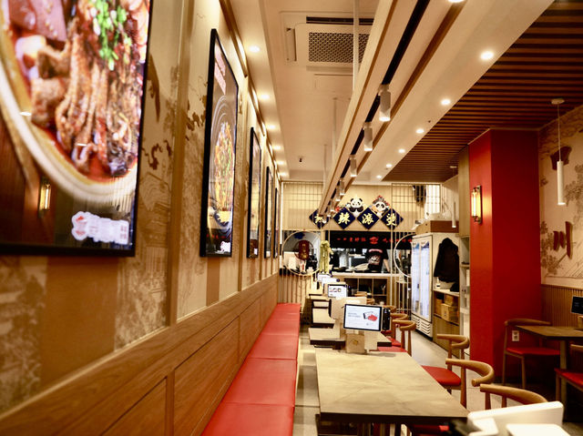 首爾｜🇰🇷明洞川菜砂鍋店，麻辣鮮香讓你一試成主顧！