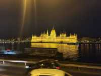 [🇭🇺ブダペスト] 国会議事堂の夜景 — ドナウ川に輝く黄金のシンボル