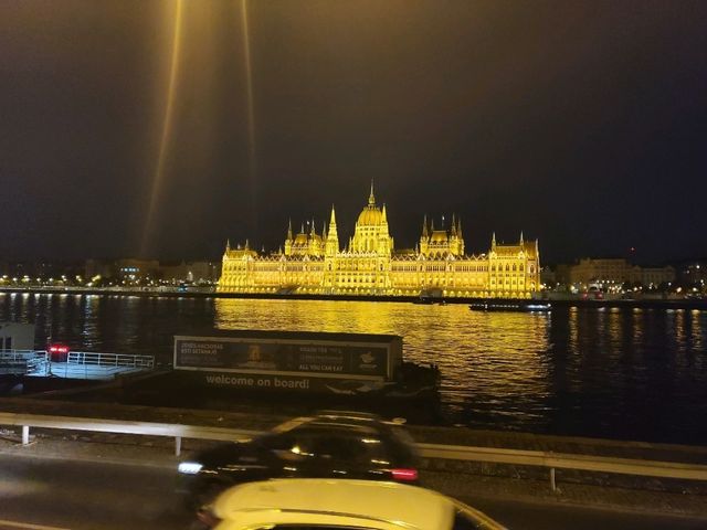 [🇭🇺ブダペスト] 国会議事堂の夜景 — ドナウ川に輝く黄金のシンボル