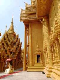 วัดจันทร์ตะวันตก สีเหลืองทองอร่าม งามตระการตา