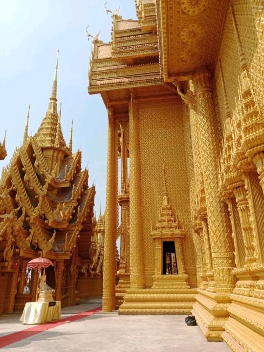 วัดจันทร์ตะวันตก สีเหลืองทองอร่าม งามตระการตา