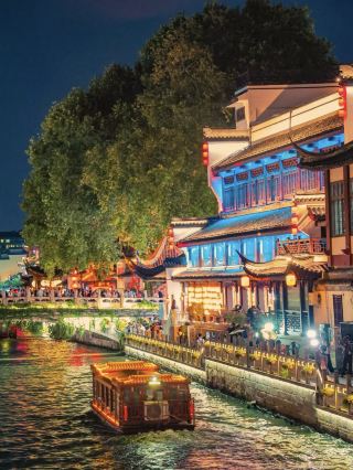 🌙 Secret Night Cruise Guide to Qinhuai River — Even Locals Don’t Know This!