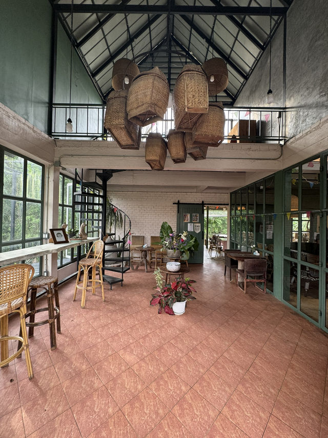 บ้านสวนก๋ง คาเฟ่พังงา เหมาะสำหรับนั่งชิลล์