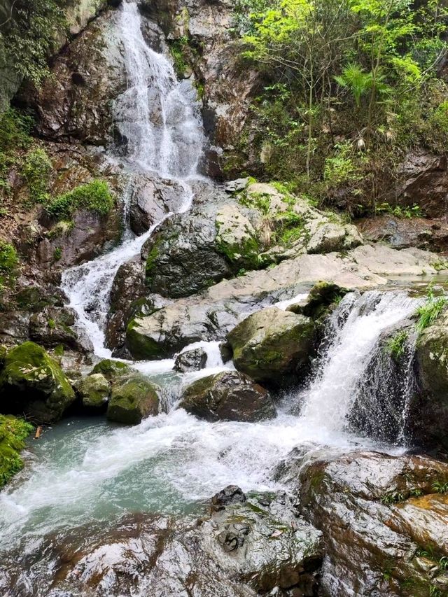 Baizhang Waterfall: A Compact Yet Captivating Natural Escape