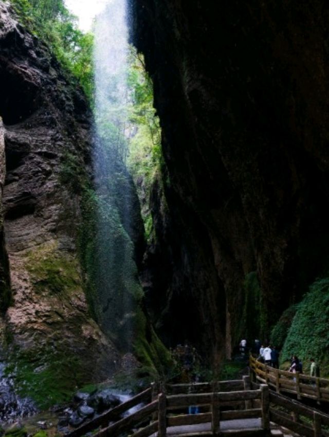 Longshuixia Fissure Gorge: A Hidden Gem