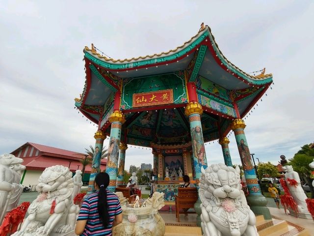 ไหว้พระขอพร ที่เกาะลอยศรีราชา